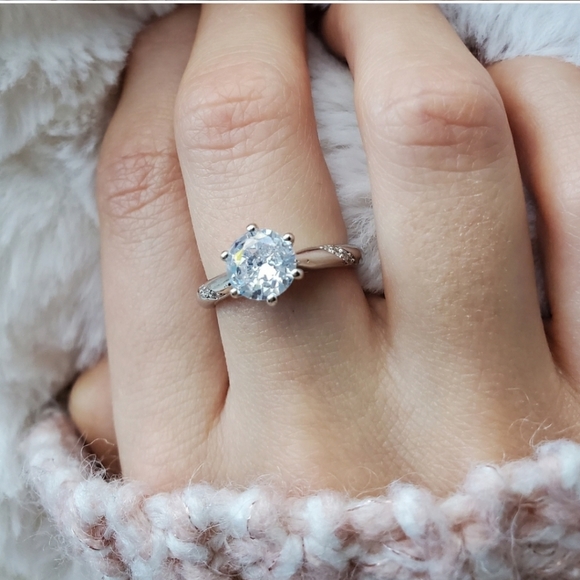 New Classic Wedding/Engagement Ring - Picture 5 of 12